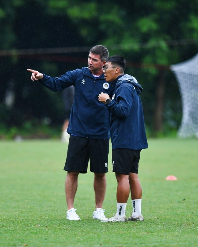 Der große Boss des Hanoi Clubs sagte etwas Überraschendes an dem Tag, als die Legende Harry Kewell den Medien vorgestellt wurde – Foto 8. Sếp lớn CLB Hà Nội nói điều bất ngờ trong ngày huyền thoại Harry Kewell ra mắt truyền thông- Ảnh 8.