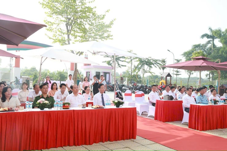 Vinh Hung Ward satte opp skilt for to praktiske arbeider for å ønske Hanoi bypartikongress velkommen – Foto 1. Phường Vĩnh Hưng gắn biển 2 công trình thiết thực chào mừng Đại hội Đảng bộ thành phố Hà Nội- Ảnh 1.