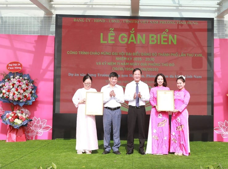 Vinh Hung Ward satte opp skilt for to praktiske arbeider for å ønske Hanoi bypartikongress velkommen – bilde 2. Phường Vĩnh Hưng gắn biển 2 công trình thiết thực chào mừng Đại hội Đảng bộ thành phố Hà Nội- Ảnh 2.