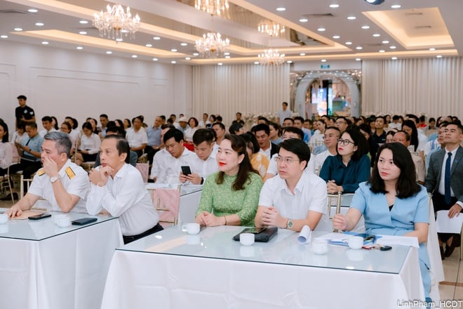 비엣 훙 구는 기업, 협동조합, 사업체들과 만나 베트남 기업가의 날 21주년을 기념했습니다. 사진 2. Phường Việt Hưng gặp mặt doanh nghiệp, hợp tác xã, hộ kinh doanh nhân kỷ niệm 21 năm Ngày Doanh nhân Việt Nam- Ảnh 2.