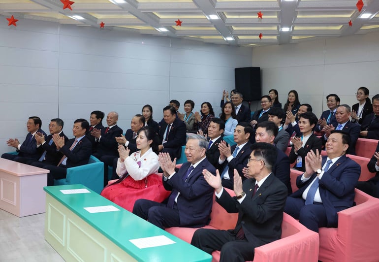 vna-potal-tong-bi-thu-to-lam-tham-truong-mau-giao-kieng-sang-va-lop-hoc-mang-ten-bac-ho-8328679.jpg