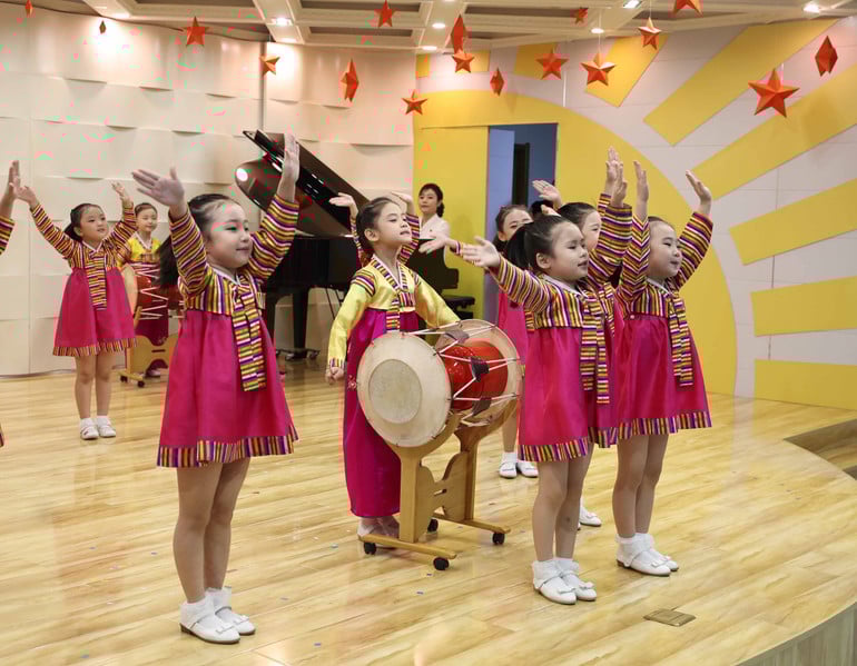 vna-potal-tong-bi-thu-to-lam-tham-truong-mau-giao-kieng-sang-va-lop-hoc-mang-ten-bac-ho-8328681.jpg