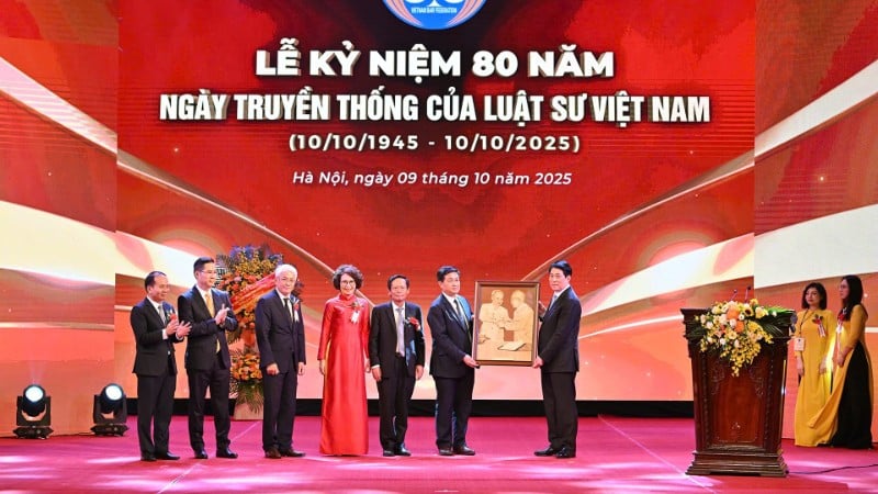ប្រធានរដ្ឋ Luong Cuong ចូលរួមពិធីរំលឹកខួបលើកទី 80 នៃទិវាប្រពៃណីនៃមេធាវីវៀតណាម។ (រូបថត៖ THUY NGUYEN)