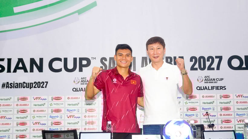 Trainer Kim Sang Sik und Spieler Xuan Manh bei der Pressekonferenz nach dem Spiel am Abend des 9. Oktober. (Foto: VFF)