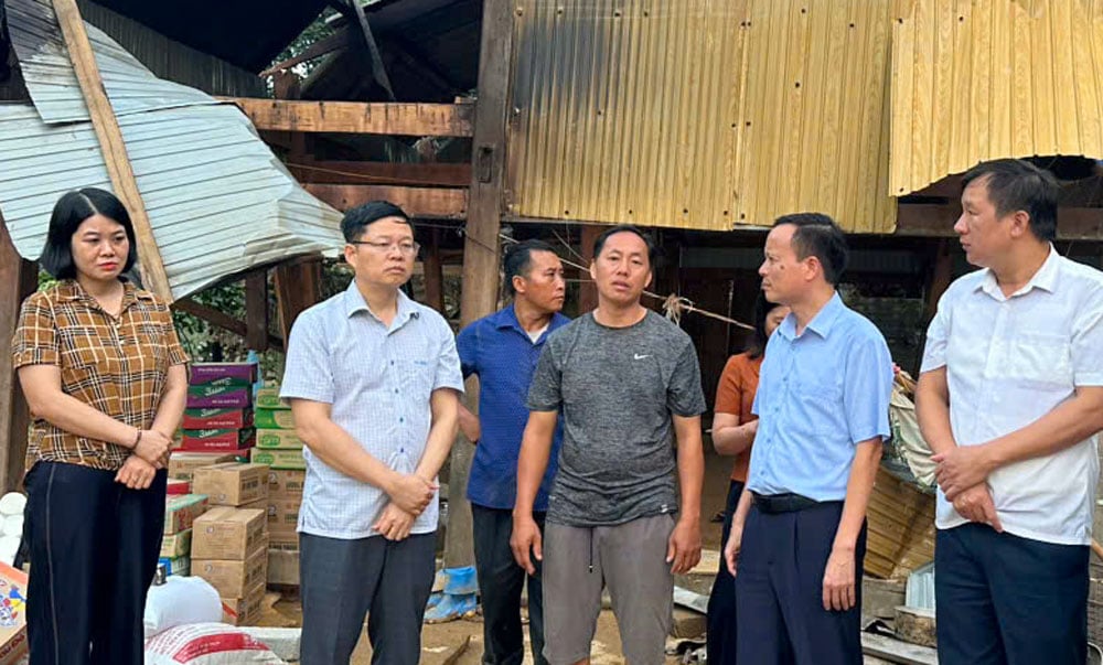 Genosse Dinh Quang Tuyen besuchte und ermutigte die Familie von Herrn Lau Van Thinh, Weiler Mo Chi, Gemeinde La Hien, dessen gesamtes Haus nach der historischen Flut beschädigt wurde.