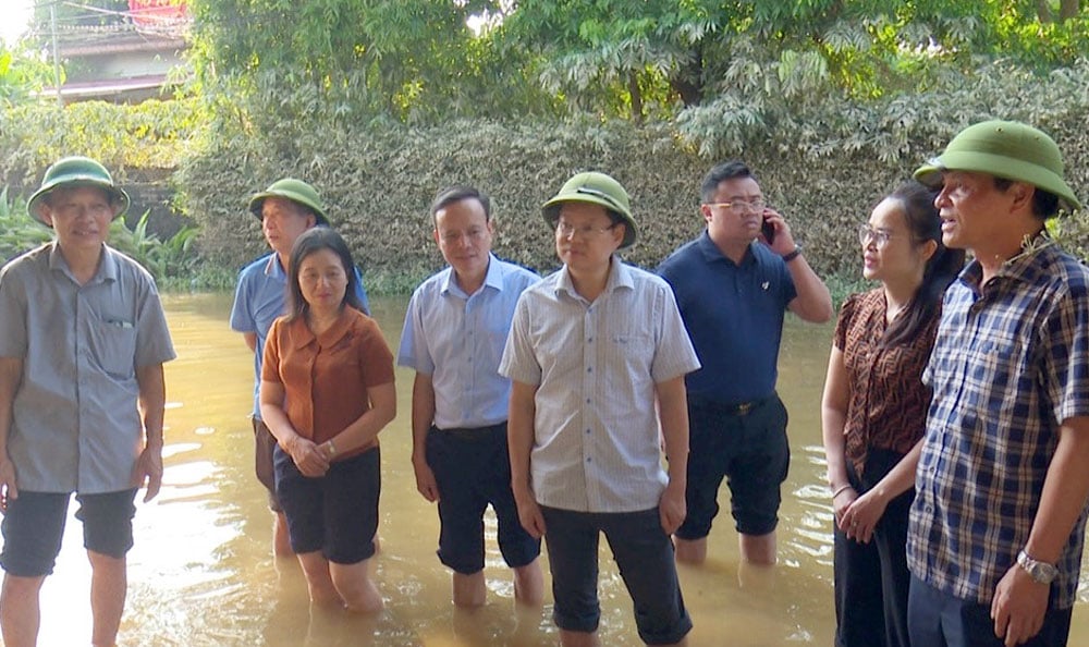 Genosse Dinh Quang Tuyen (zweiter von links) und die Arbeitsdelegation