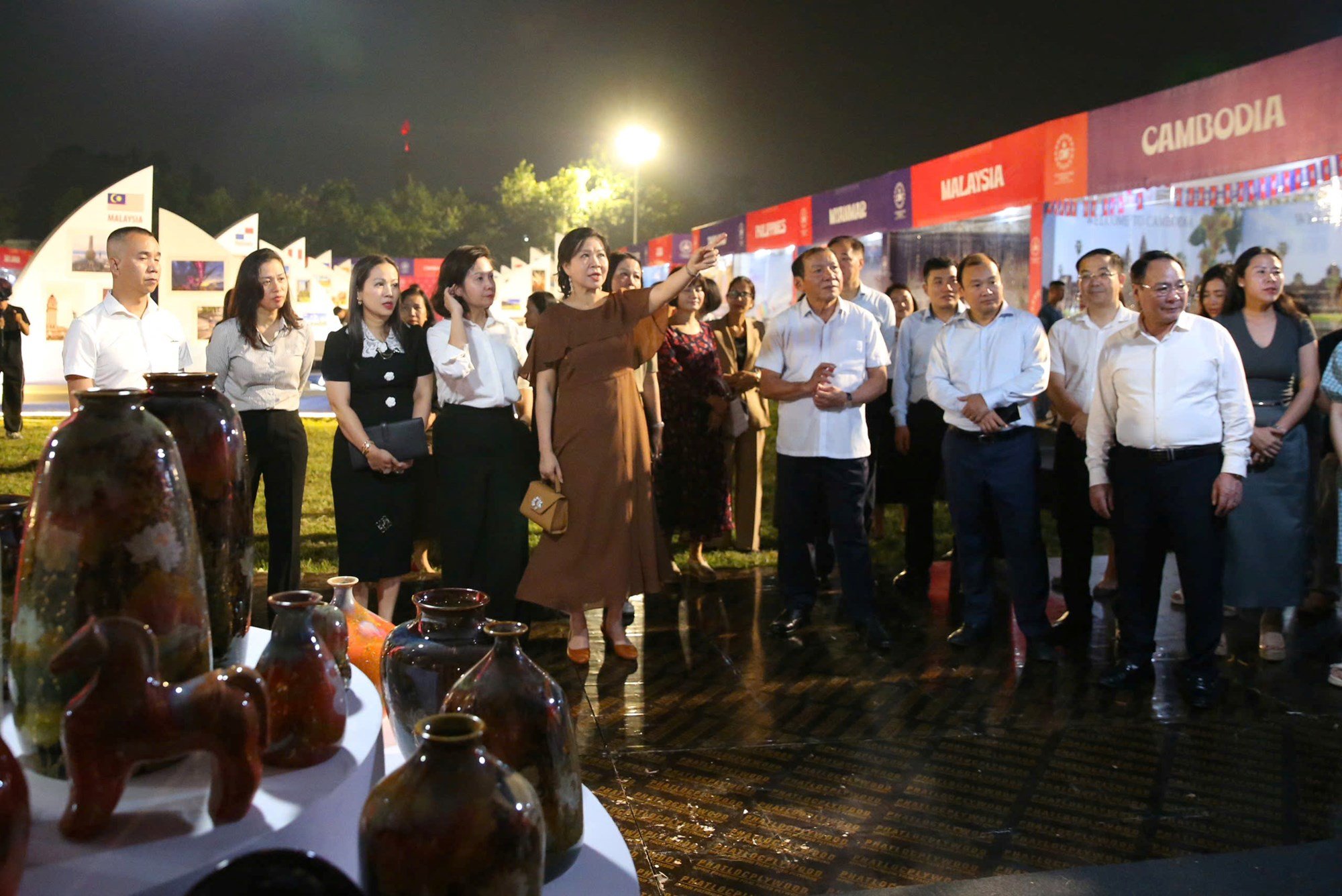 Sprawdzanie przygotowań do pierwszego Światowego Festiwalu Kultury w Hanoi - zdjęcie 9