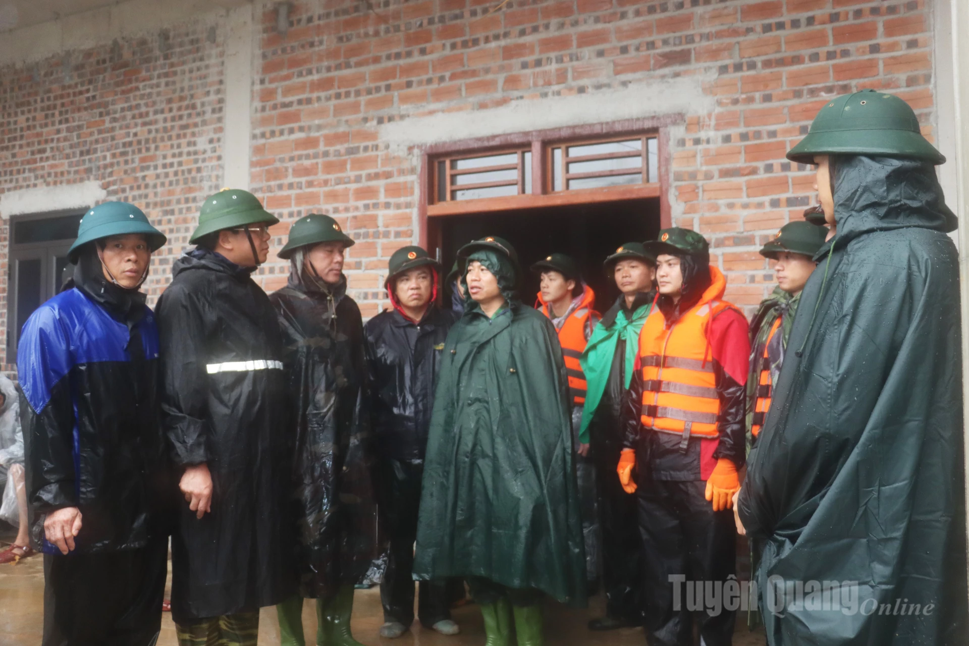 Standing Vice Chairman of the Provincial Fatherland Front Committee Ha Trung Kien visited and encouraged the forces participating in search and rescue in Ma Lau A village.