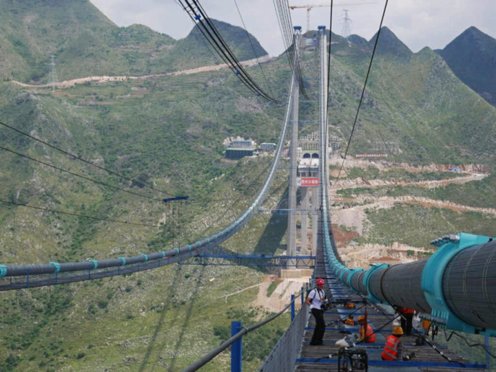 Die Brücke besteht aus extrem langlebigen Stahlkabeln mit einer Zugfestigkeit von 2.000 MPa und einem automatischen Kabeleinzugssystem. Satellitenortung und Drohnen kombinieren diese, um in einer Höhe von über 600 Metern absolute Genauigkeit zu gewährleisten. (Quelle: ZME Science)