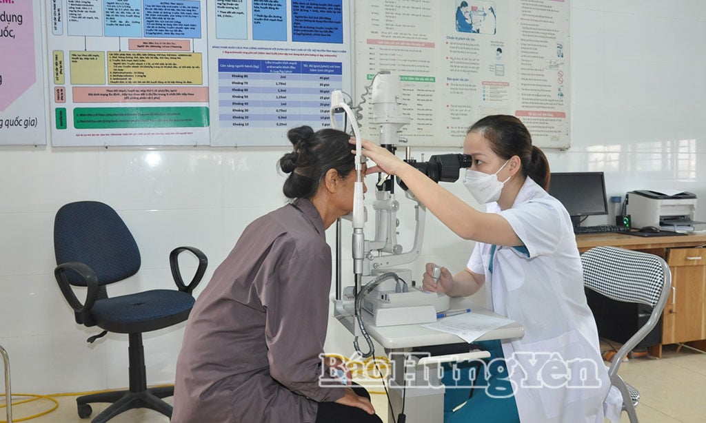 Người dân được soi, khám mắt tổng quát.
