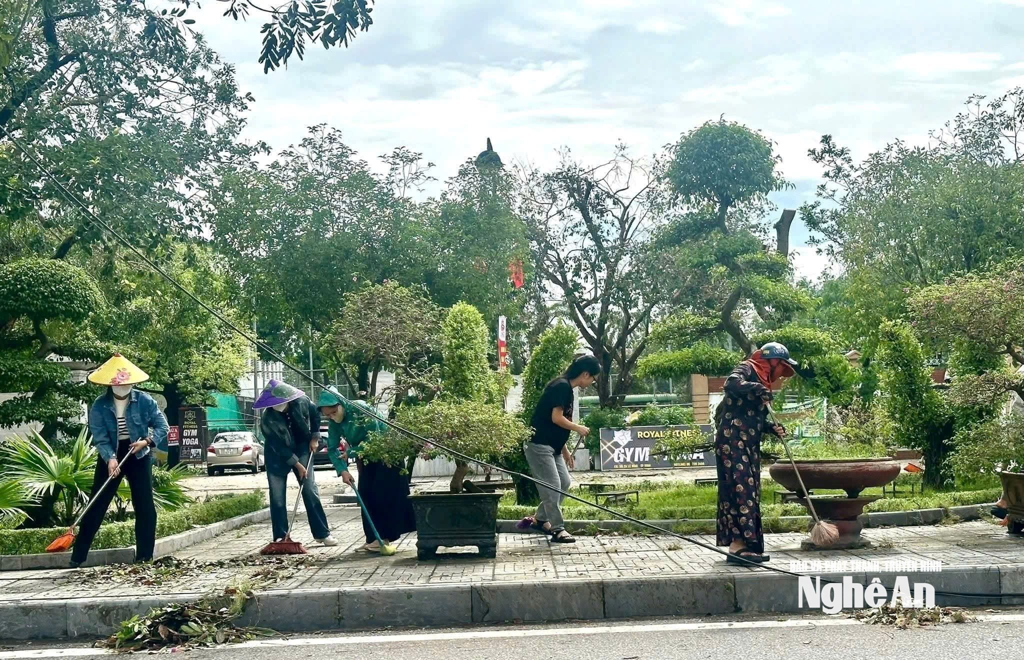 ប្រជាពលរដ្ឋ​រួម​ដៃ​សម្អាត​ក្រោយ​ទឹក​ជំនន់។ រូបថត៖ ភី