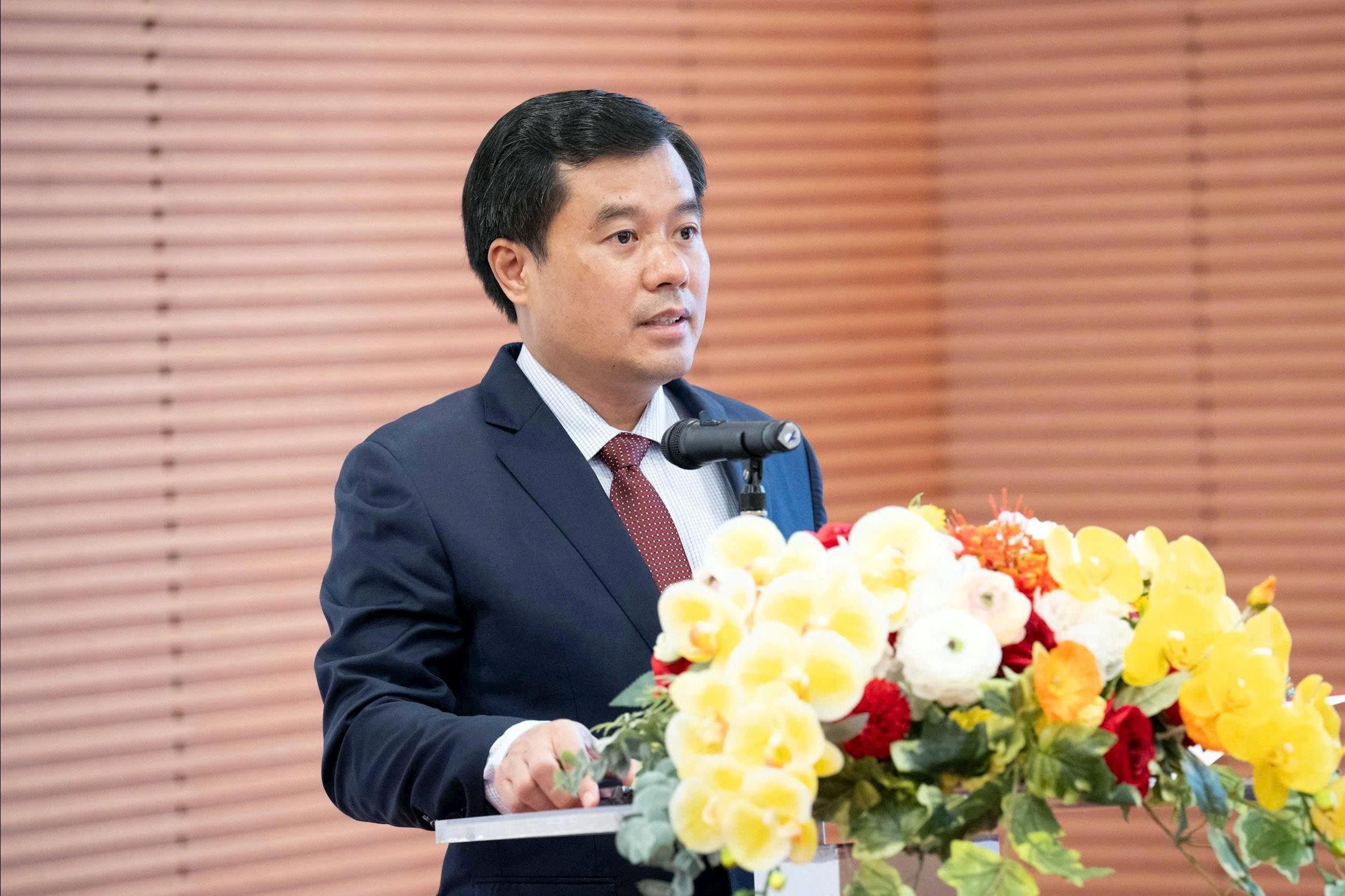 국회사무처 부처장 Nguyen Manh Hung이 연설합니다.
