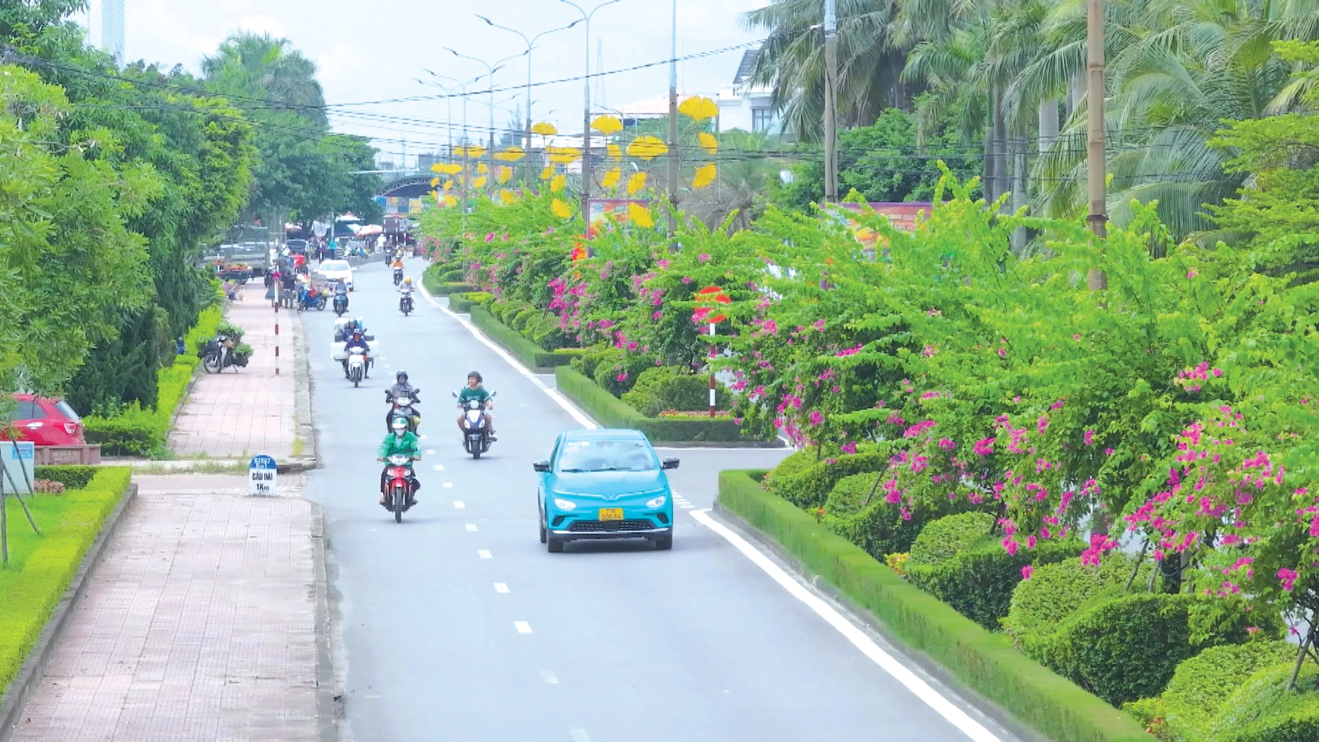 Dong Hoi flourishes with green streets - Photo: H.TR