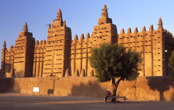 Kiến trúc bằng đất sét lớn nhất thế giới. Đại Thánh đường Djenné được xây hoàn toàn từ gạch đất phơi nắng và bùn trộn rơm, tạo nên diện mạo vững chãi hiếm có. Ảnh: Pinterest.