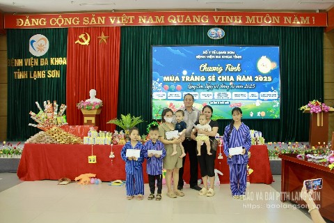 ថ្នាក់ដឹកនាំ Vietcombank Lang Son ប្រគល់អំណោយដល់កុមារដែលកំពុងសម្រាកព្យាបាលនៅមន្ទីរពេទ្យខេត្ត។