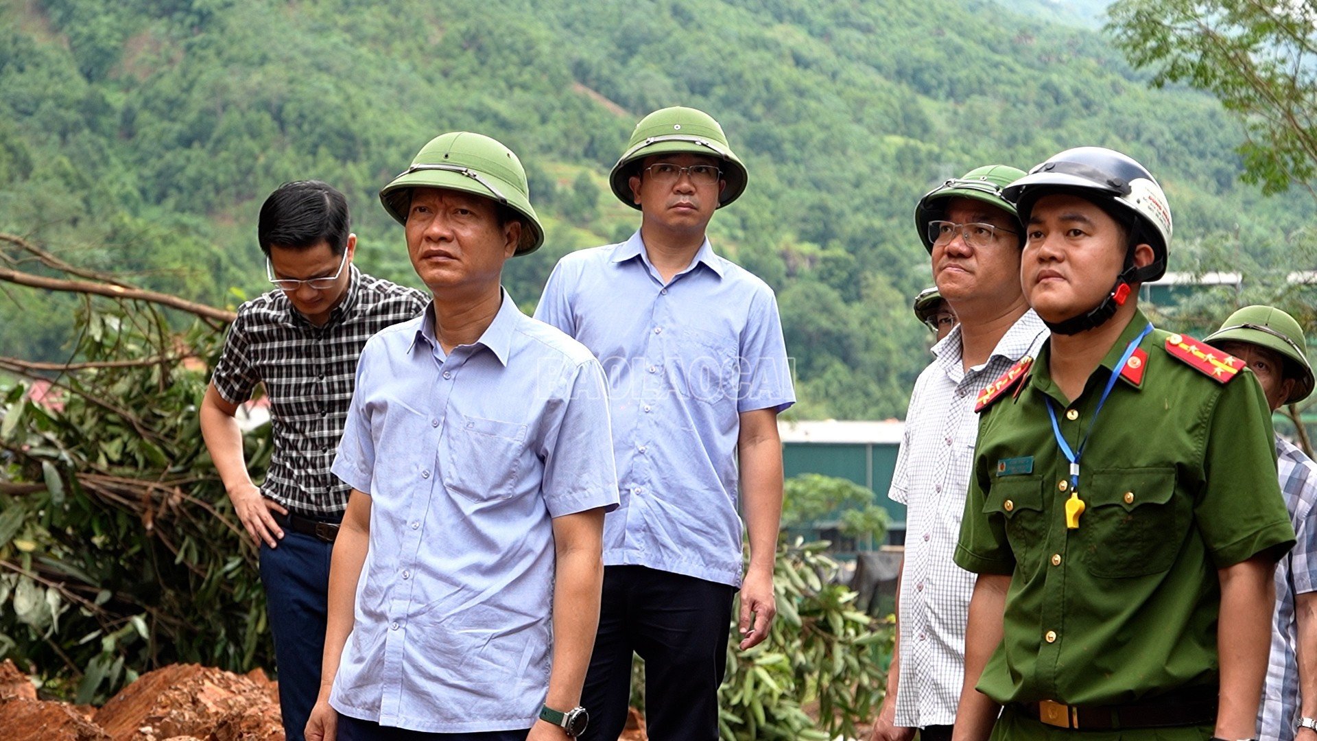Đồng chí Phó Chủ tịch Thường trực UBND tỉnh đề nghị xã di dời các hộ dân trong khu vực có nguy cơ sạt lở cao đến nơi ở an toàn. ( Ảnh: Tuấn Anh)