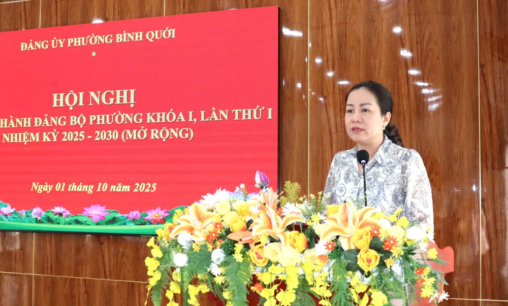 Party Secretary, Chairman of People's Council of Binh Quoi Ward Do Thi Minh Quan spoke at the conference