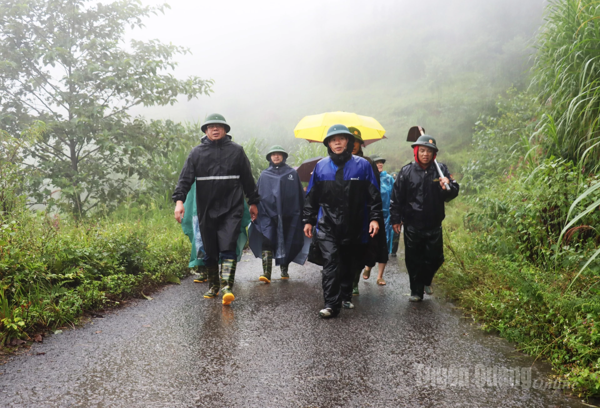 Standing Vice Chairman of the Provincial Fatherland Front Committee Ha Trung Kien surveyed landslide-prone areas in Lung Cu commune.