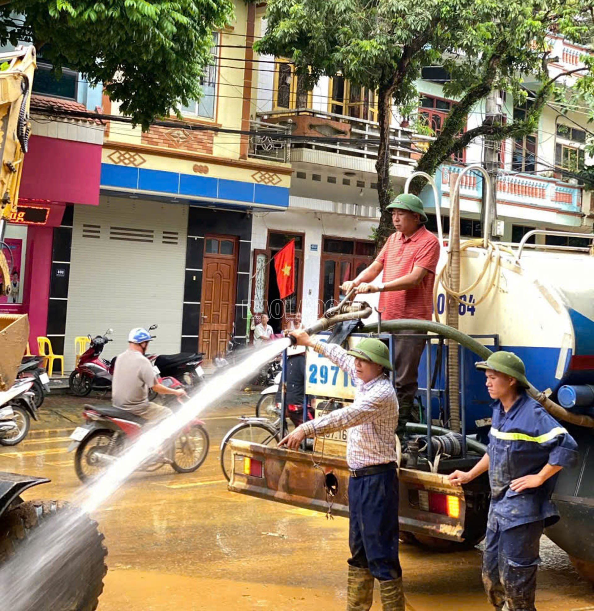 Chính quyền và Nhân dân phường Cam Đường khắc phục hậu quả mưa lũ.