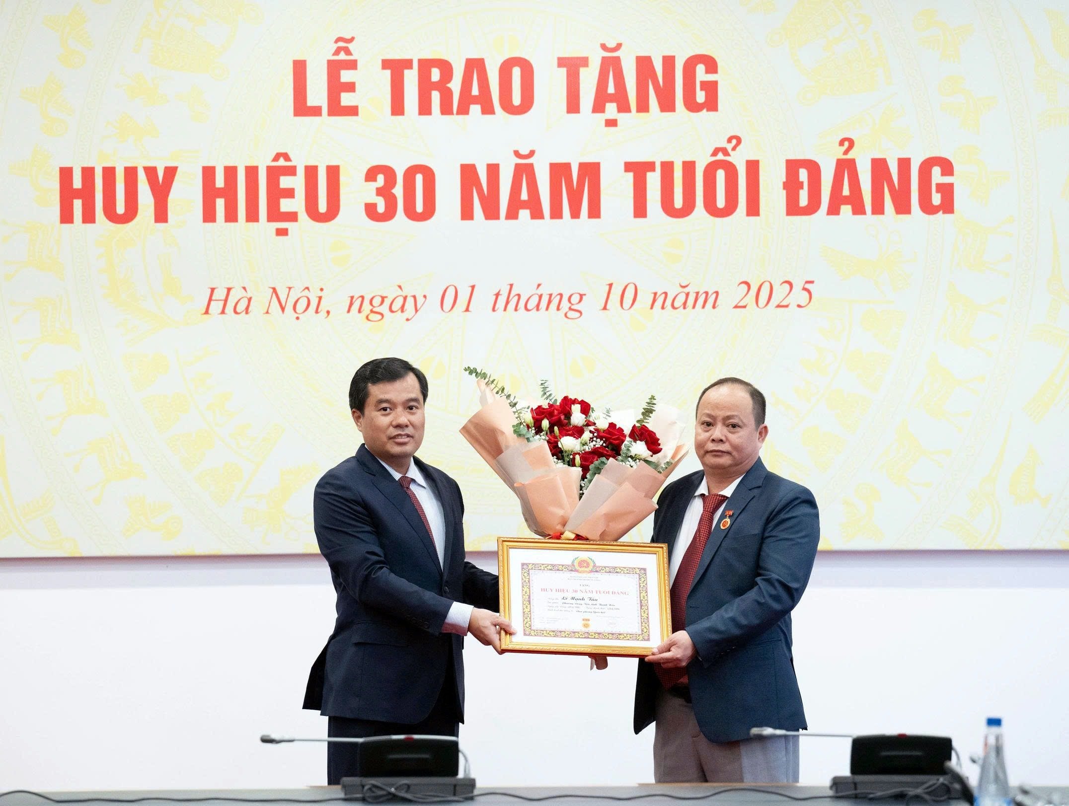 국회사무처 부처장 응우옌 마잉 훙은 레 마잉 탄 동지에게 결정, 당 배지와 꽃을 전달하여 축하했습니다.