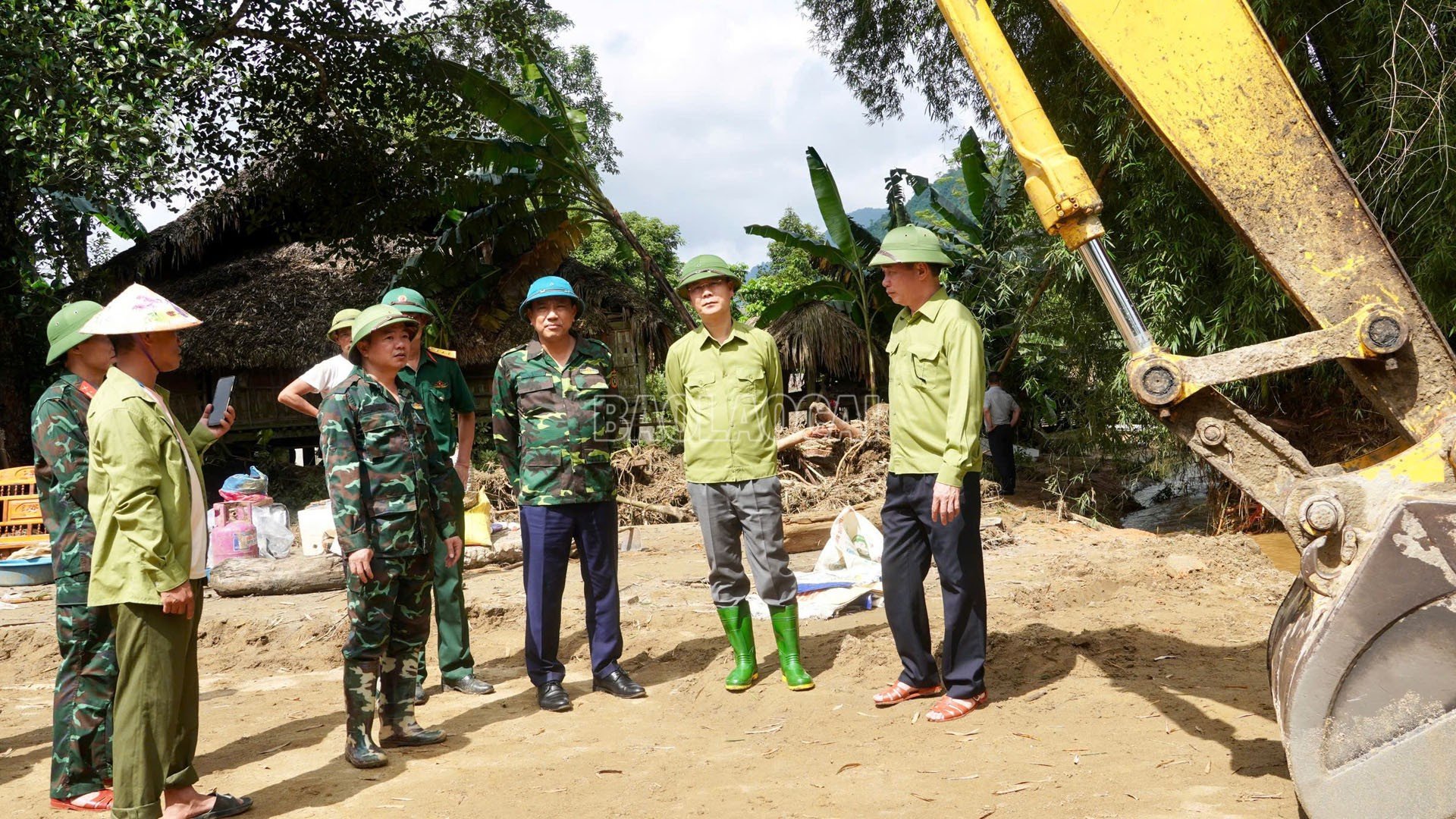 Tại những nơi đến kiểm tra, đồng chí Hoàng Giang và đoàn công tác yêu cầu chính quyền địa phương cần lên các phương án triển khai kịp thời hỗ trợ Nhân dân sớm ổn định cuộc sống và khơi thông các tuyến giao thông.