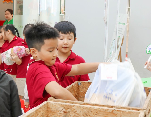 Hàng trăm bộ đồng phục học sinh cũ được thu gom, kéo dài vòng đời - Ảnh 1.