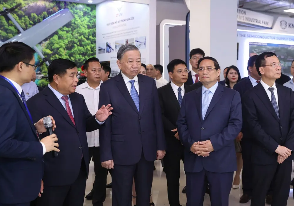 Tổng Bí thư Tô Lâm và Thủ tướng Phạm Minh Chính cùng các đại biểu tham quan triển lãm tại sự kiện, sáng 1-10. Ảnh: VIẾT CHUNG