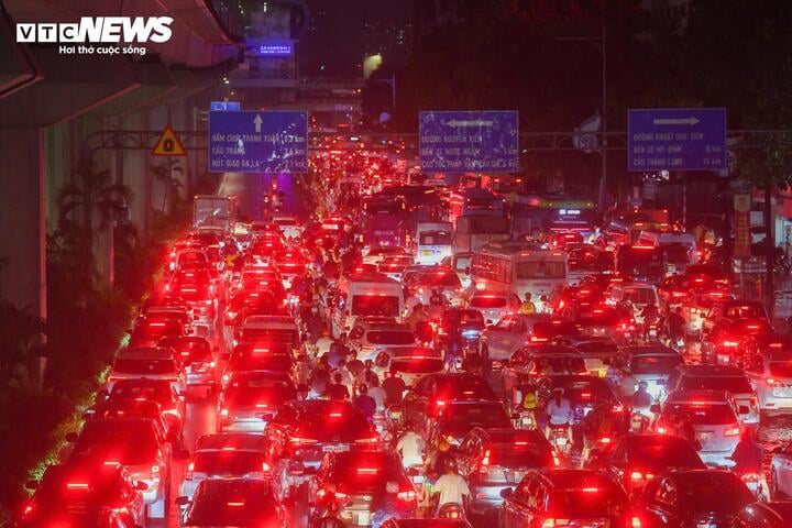 The heavy rain on September 30th caused water to flood all over Hanoi, paralyzing traffic and leaving many parents unable to pick up their children.