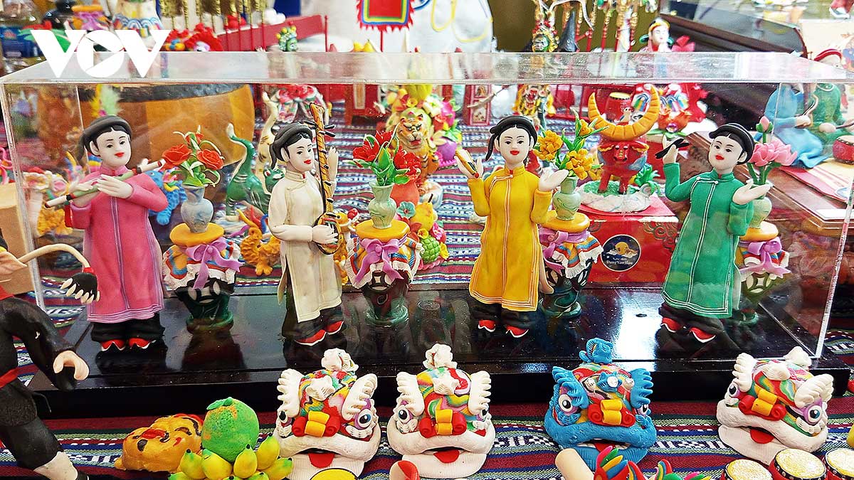 បេតិកភណ្ឌវប្បធម៌ជាច្រើនប្រភេទត្រូវបានបង្កើតឡើងវិញដោយដៃដ៏ប៉ិនប្រសប់របស់យុវជនចំពោះសិប្បករ Dang Van Hau ។