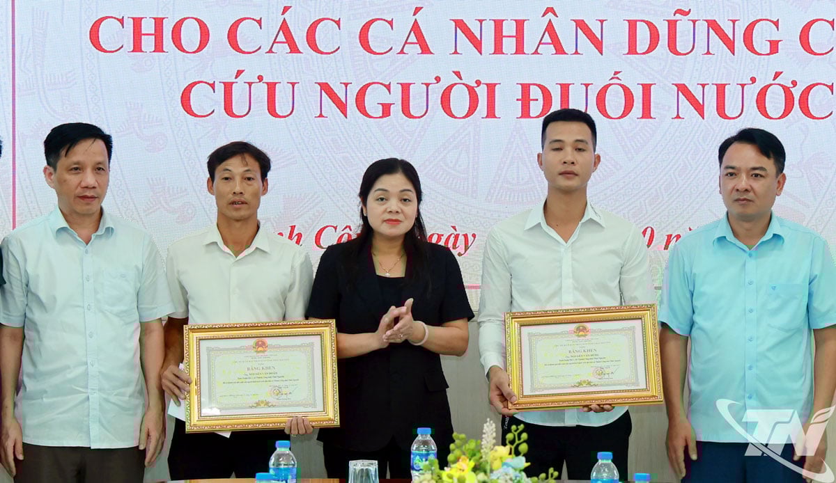 អនុប្រធានគណៈកម្មាធិការប្រជាជនខេត្តបានប្រគល់ប័ណ្ណសរសើរជូនលោក Nguyen Van Dung និងលោក Nguyen Van Doan។