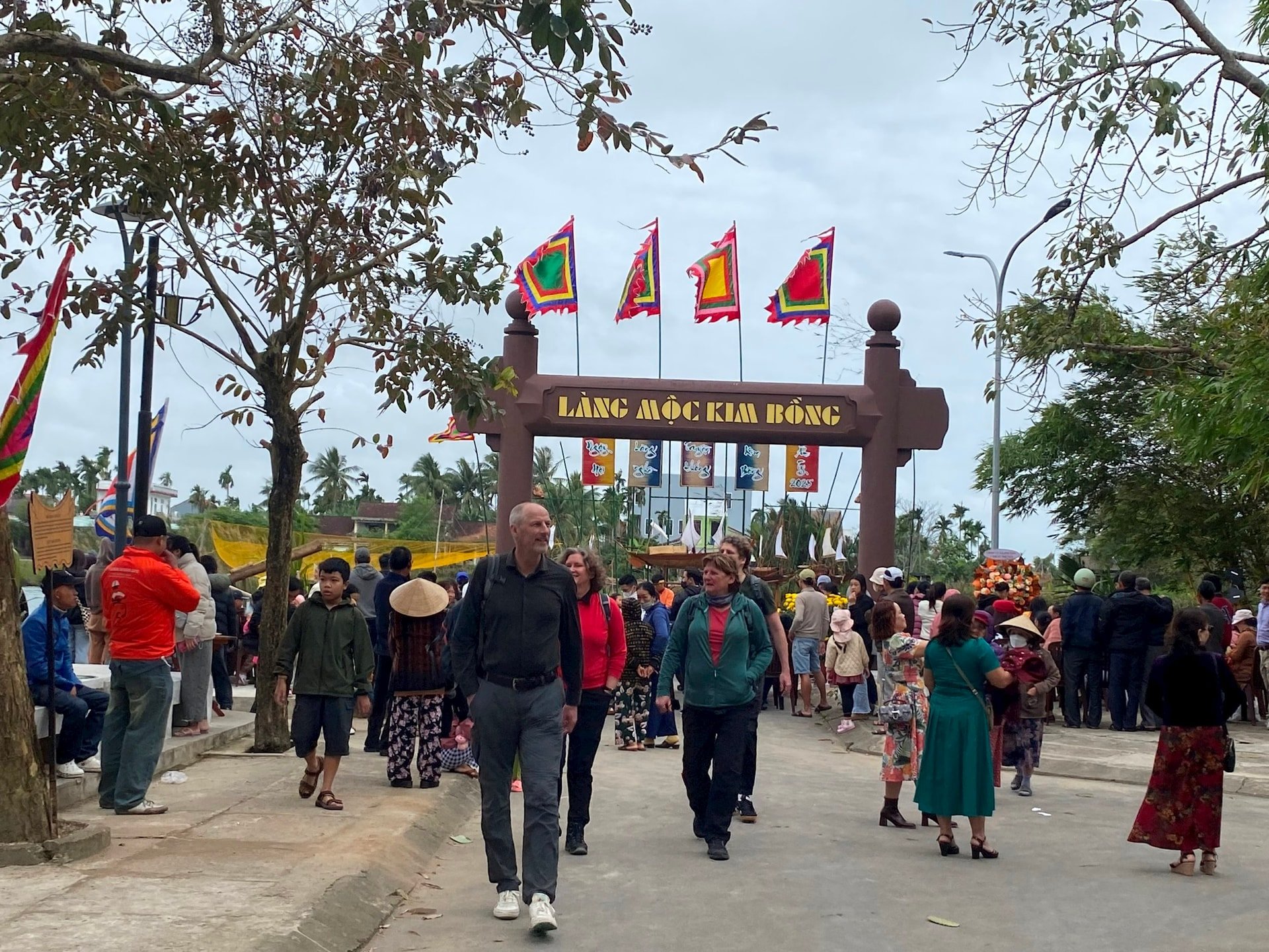 ភ្ញៀវ​ទេសចរ​មក​ទស្សនា​ពិធីបុណ្យ​សិប្បកម្ម​ប្រពៃណី​ភូមិ​គឹមបុង។ រូបថត៖ VINH LOC