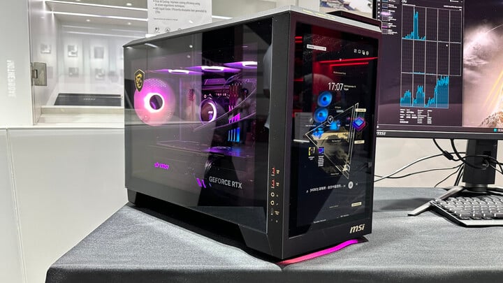 MEG Vision X AI 데스크톱: 13인치 AI 통합 터치스크린을 탑재한 고급 데스크톱 모델로, 사용자가 시스템을 쉽게 제어하고 모니터링할 수 있도록 지원합니다. (사진: PC Gamer)