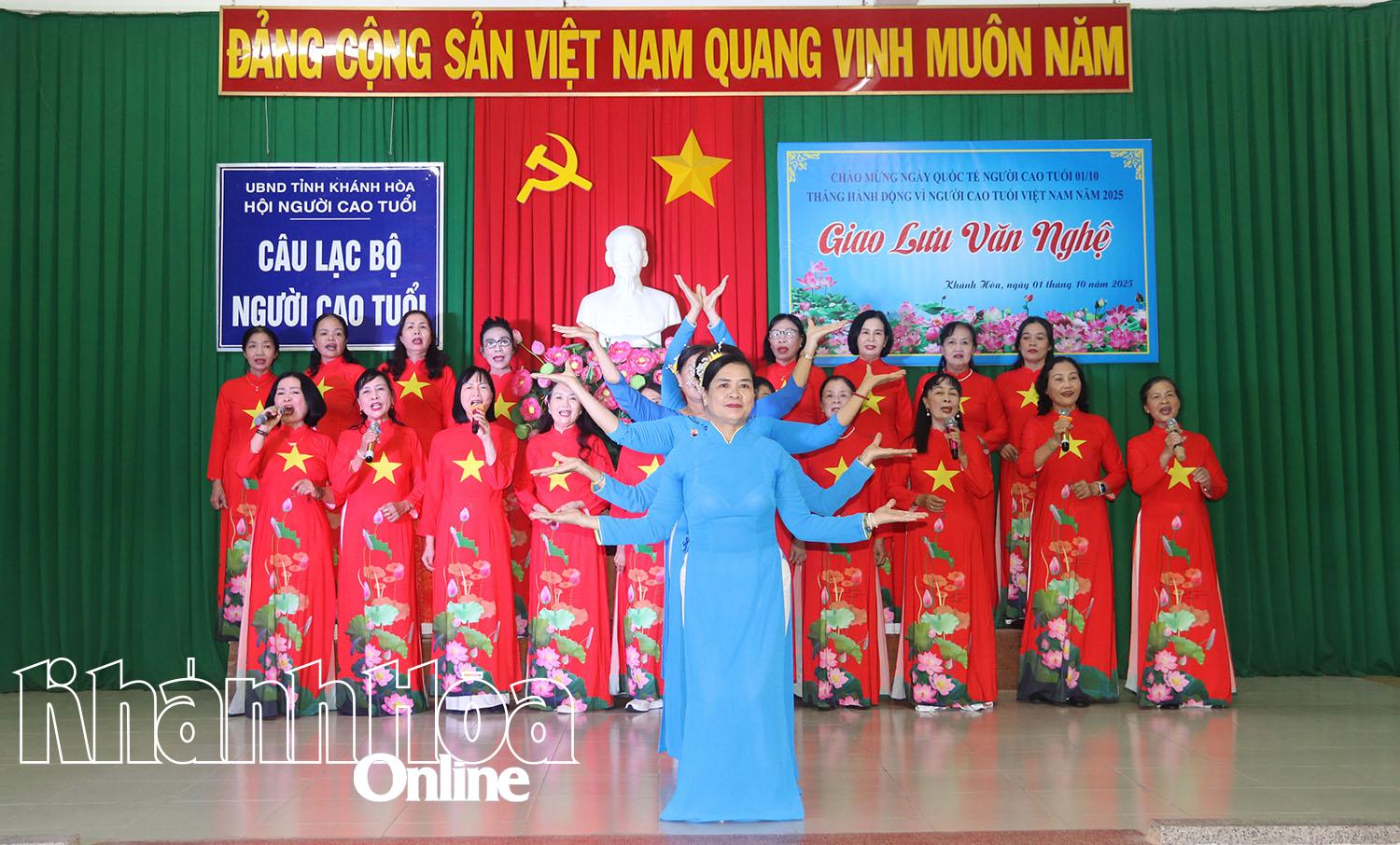 Tiết mục Hành khúc người caot uổi do Bộ môn Dưỡng sinh - LineDance, Câu lạc bộ Người cao tuổi tỉnh biểu diễn.