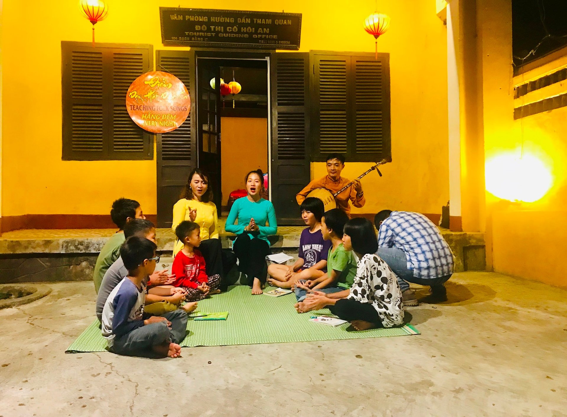 បង្រៀនចម្រៀងប្រជាប្រិយនៅទីក្រុងបុរាណ Hoi An។ រូបថត៖ Q.T