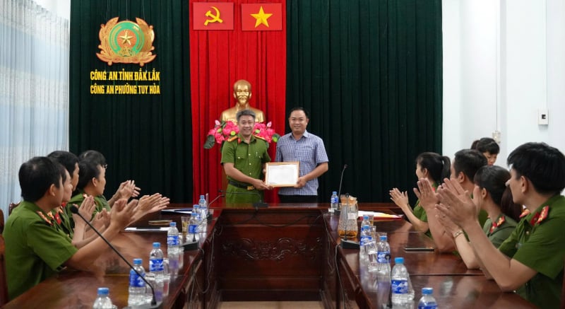 ប្រធាន​សហករណ៍​រក​ឃើញ​គំនរ​លុយ​ហើយ​សុំ​ឱ្យ​សមត្ថកិច្ច​រក​អ្នក​ទម្លាក់​មក​វិញ​ទើប​យក​មក​វិញ -0