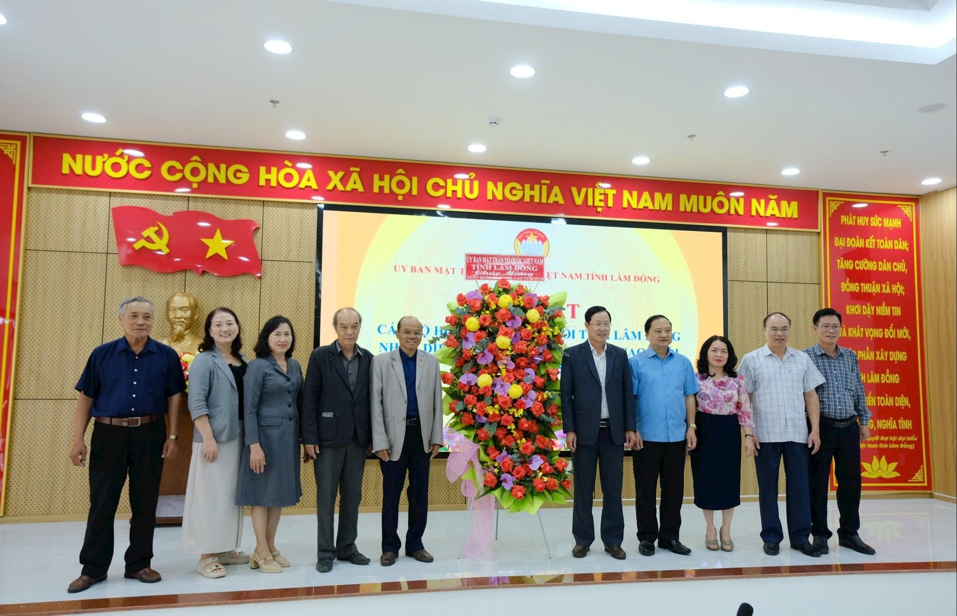 គណៈកម្មាធិការរណសិរ្សមាតុភូមិវៀតណាមខេត្ត Lam Dong ប្រគល់កន្ត្រកផ្កាអបអរសាទរសមាគមមនុស្សចាស់ក្នុងឱកាសថ្ងៃទី ១ តុលា។