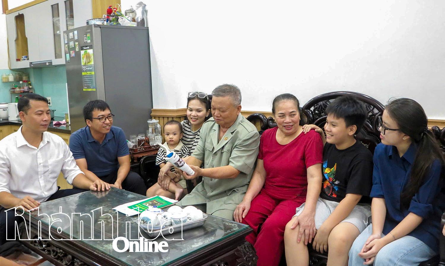 Mr. Do Thanh Binh and his wife with their children and grandchildren.