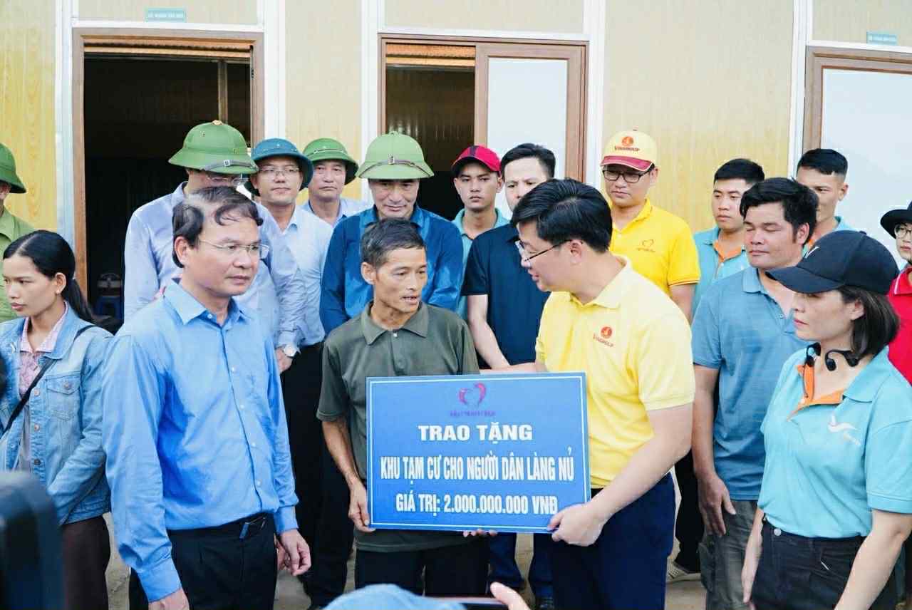 តំណាងសាជីវកម្ម Vingroup បានប្រគល់អំណោយដល់ប្រជាជន Lang Nu ដែលទទួលរងការខាតបង់យ៉ាងធ្ងន់ធ្ងរដោយសារទឹកជំនន់ក្នុងឆ្នាំ 2024។ រូបថត៖ Vingroup