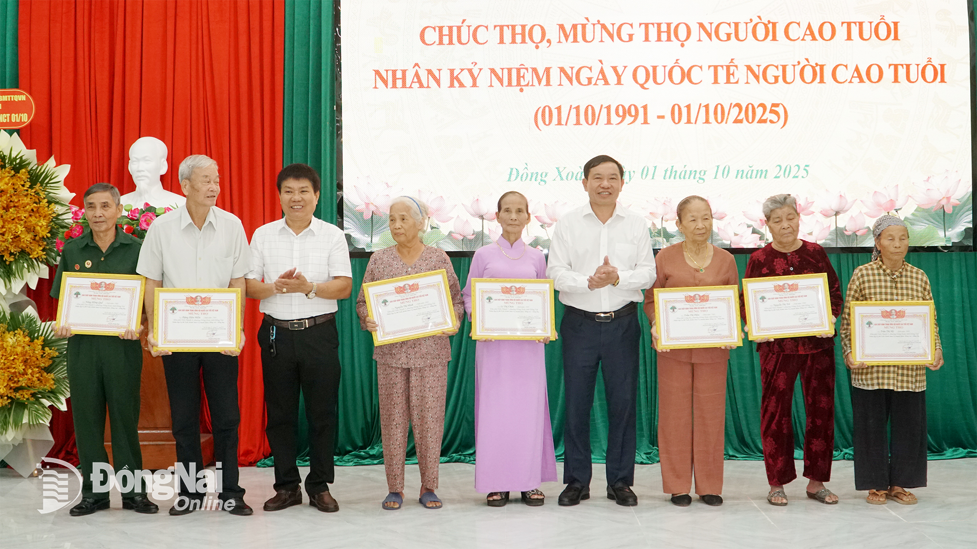 អនុប្រធាន​សមាគម​មនុស្ស​ចាស់​ខេត្ត និង​ជា​លេខា​គណៈកម្មាធិកា​រ​បក្ស​សង្កាត់ ប្រគល់​ប័ណ្ណ​សរសើរ​ដល់​មនុស្ស​ចាស់។