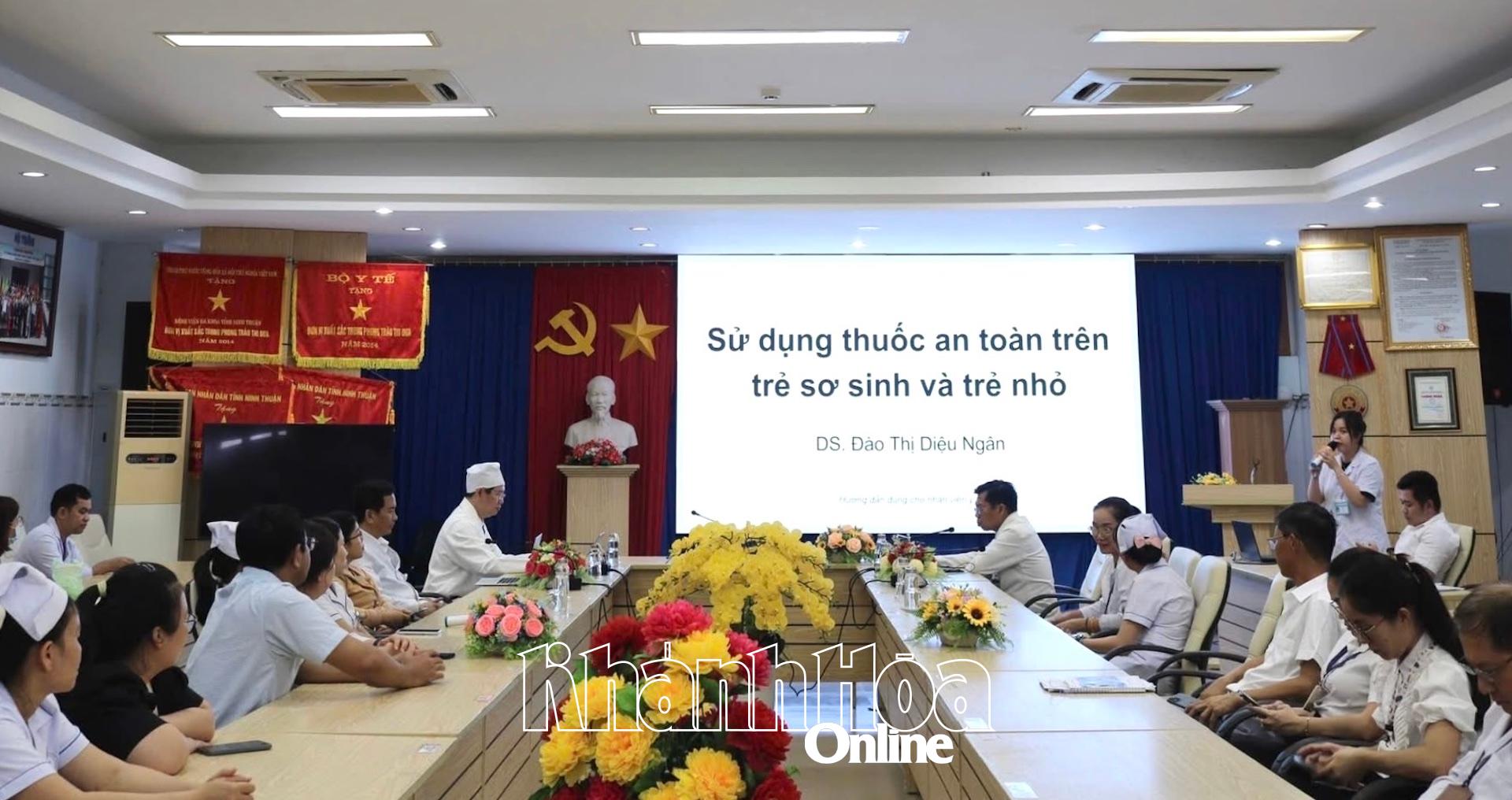 អ្នក​យក​ព័ត៌មាន​បាន​រាយការណ៍​អំពី​ប្រធាន​បទ​ក្នុង​កិច្ច​ប្រជុំ។