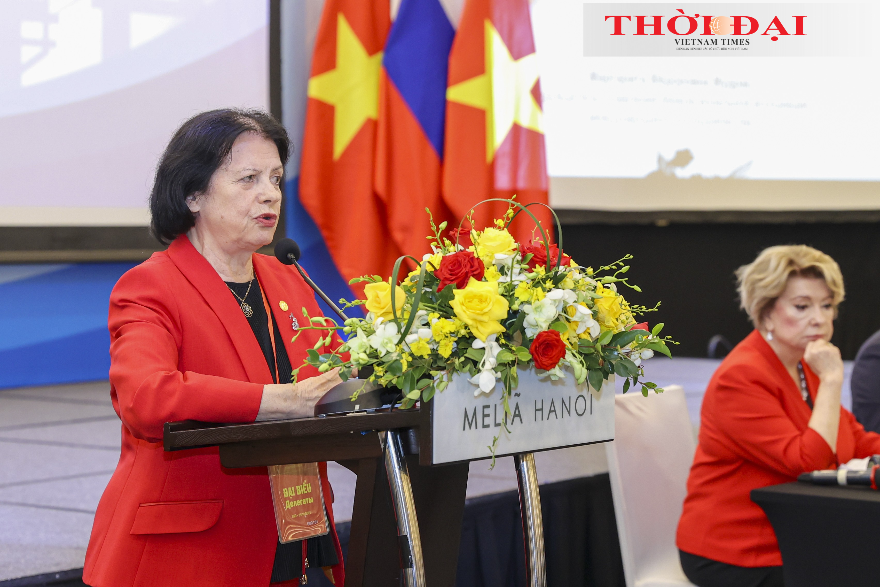 Bà Margarita Mudrak, Chủ tịch Hội đồng Hiệp hội Hợp tác Quốc tế Liên vùng trình bày tham luận tại Hội thảo. (Ảnh: Đinh Hòa)