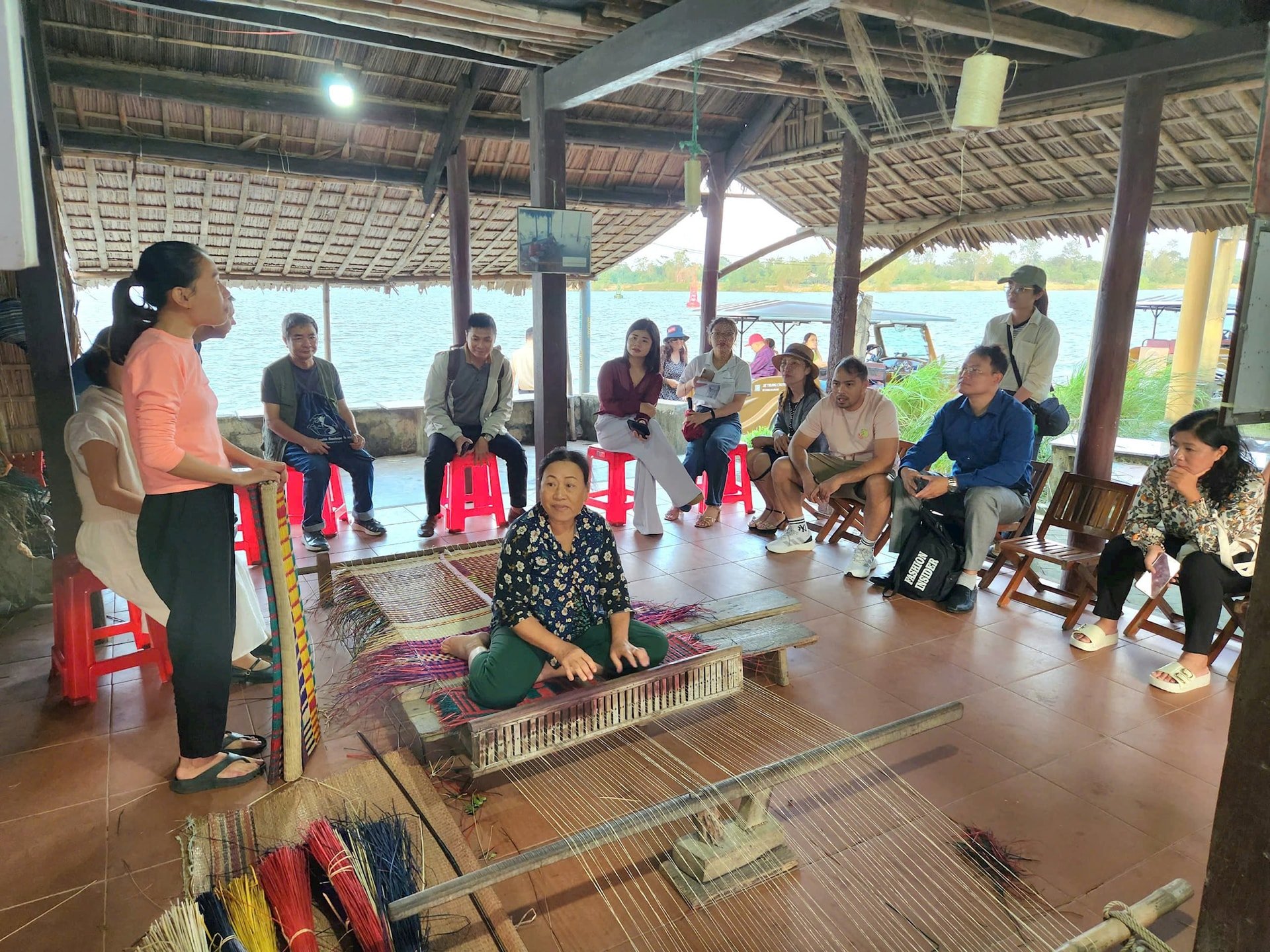 ភ្ញៀវទេសចរណ៍មកទស្សនា និងពិសោធន៍សិប្បកម្មប្រពៃណីនៅឃុំ Cam Kim (Hoi An)។ រូបថត៖ P.V