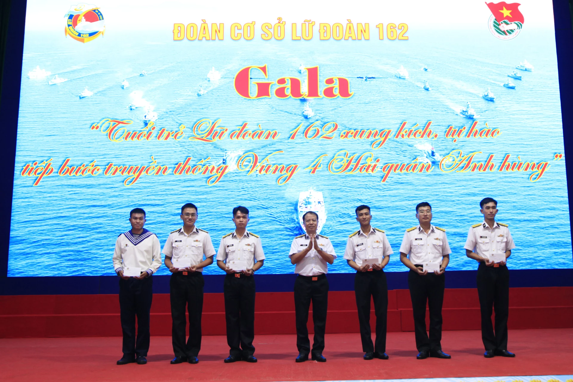 មេបញ្ជាការកងពលតូចលេខ១៦២ បានប្រគល់រង្វាន់បាល់ទះ និងបុគ្គលដែលមានឋានៈខ្ពស់ក្នុងការប្រកួត ដើម្បីស្វែងយល់អំពីប្រពៃណី ៥០ឆ្នាំនៃការកសាង ការប្រយុទ្ធ និងការរីកលូតលាស់នៃកងទ័ពជើងទឹកភូមិភាគទី៤។
