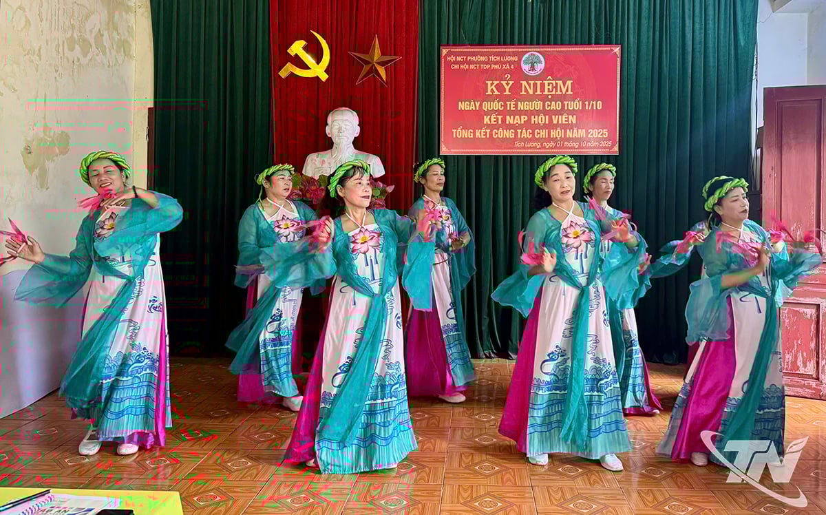 Members of Phu Xa 4 residential group, Tich Luong ward actively participate in local cultural and artistic activities.