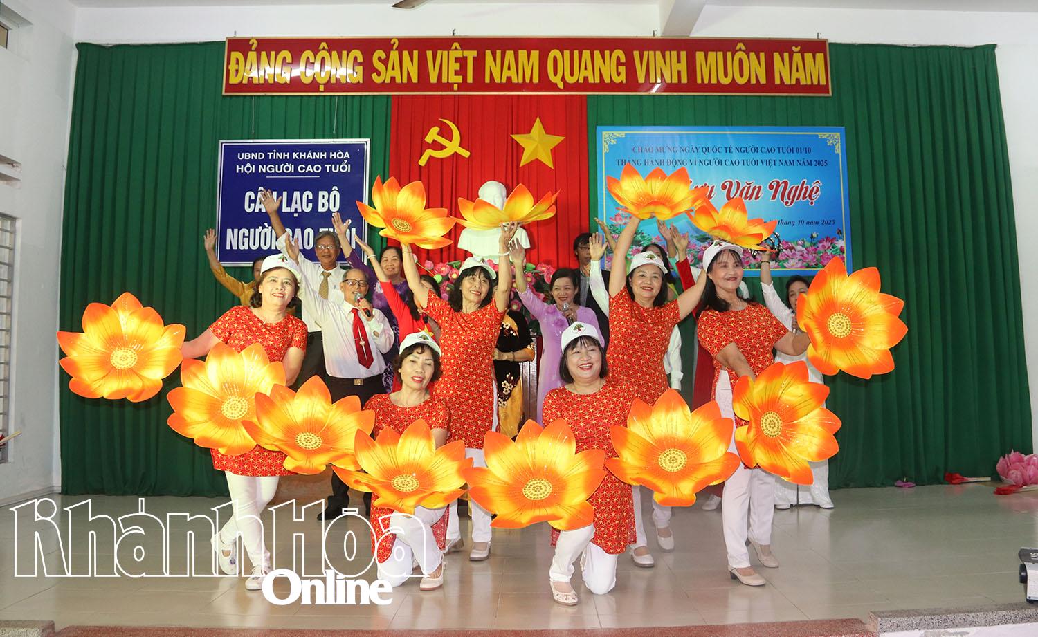 Chương trình diễn ra sôi nổi với nhiều tiết mục hát múa đẹp mắt, vui tươi.