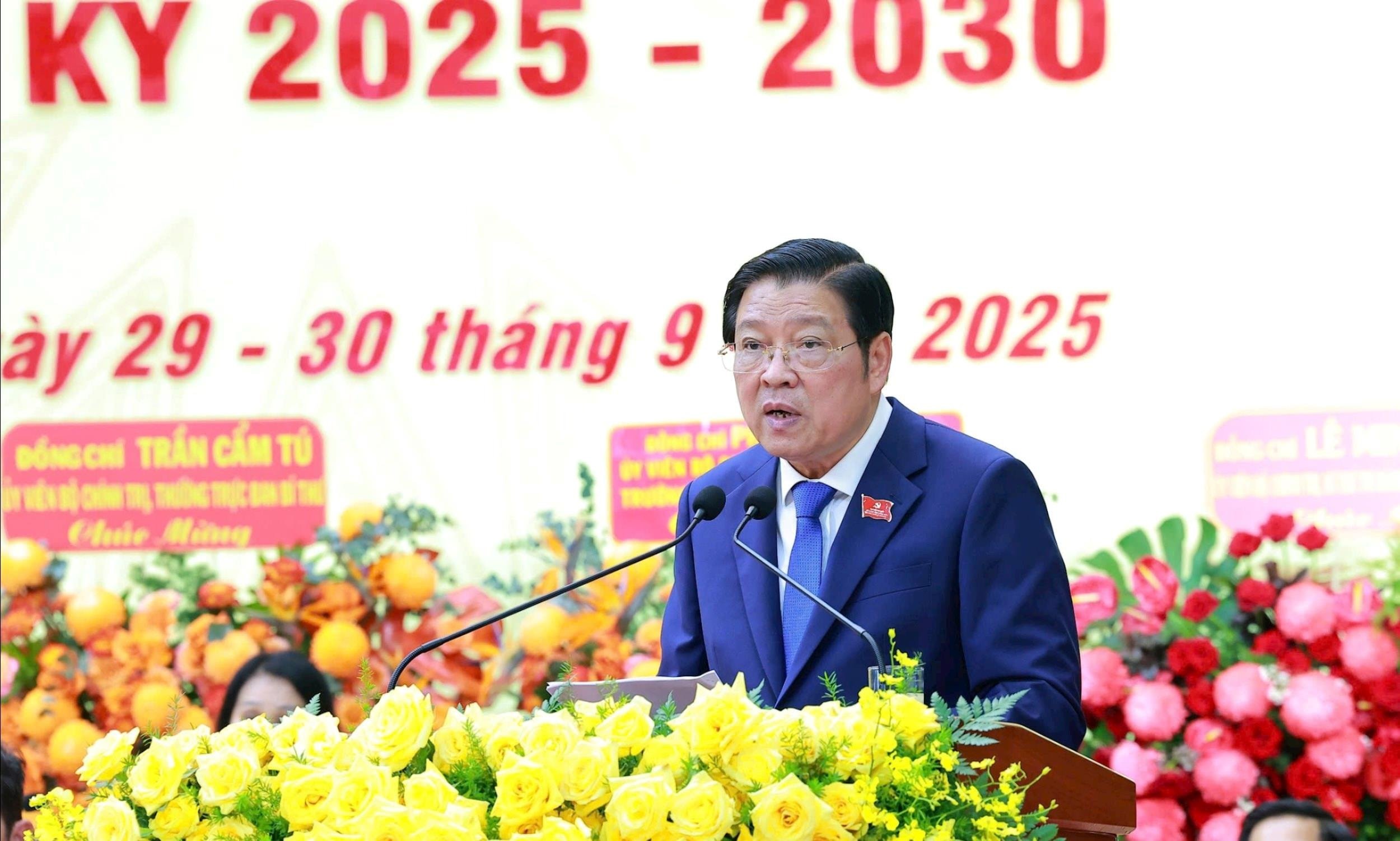 Head of the Central Internal Affairs Commission Phan Dinh Trac represented the Politburo to attend and direct the congress.