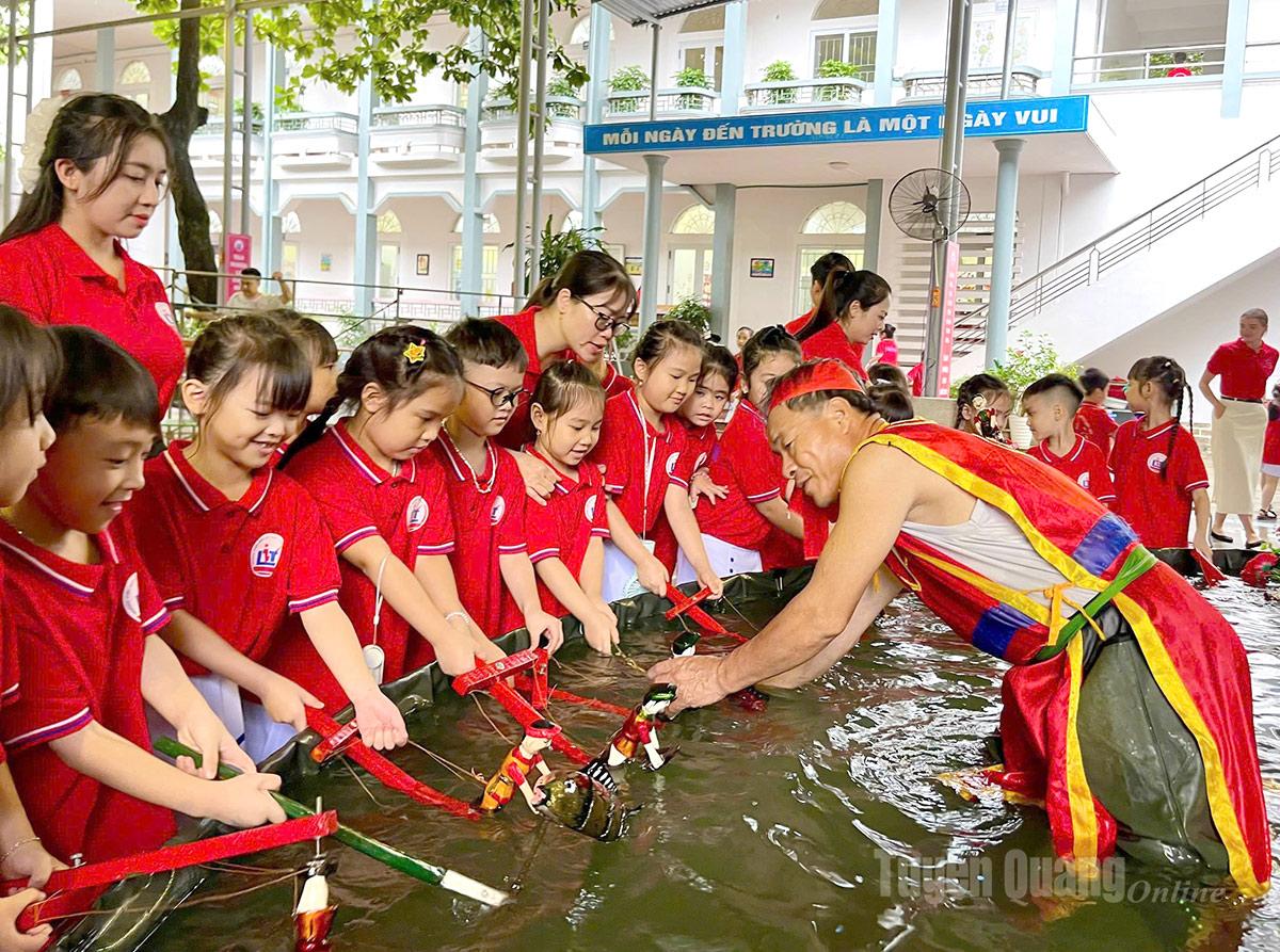 សិស្ស​ត្រូវ​បាន​ណែនាំ​ឱ្យ​គ្រប់​គ្រង​អាយ៉ង​ដែល​ធ្វើ​ចលនា​លើ​ទឹក។