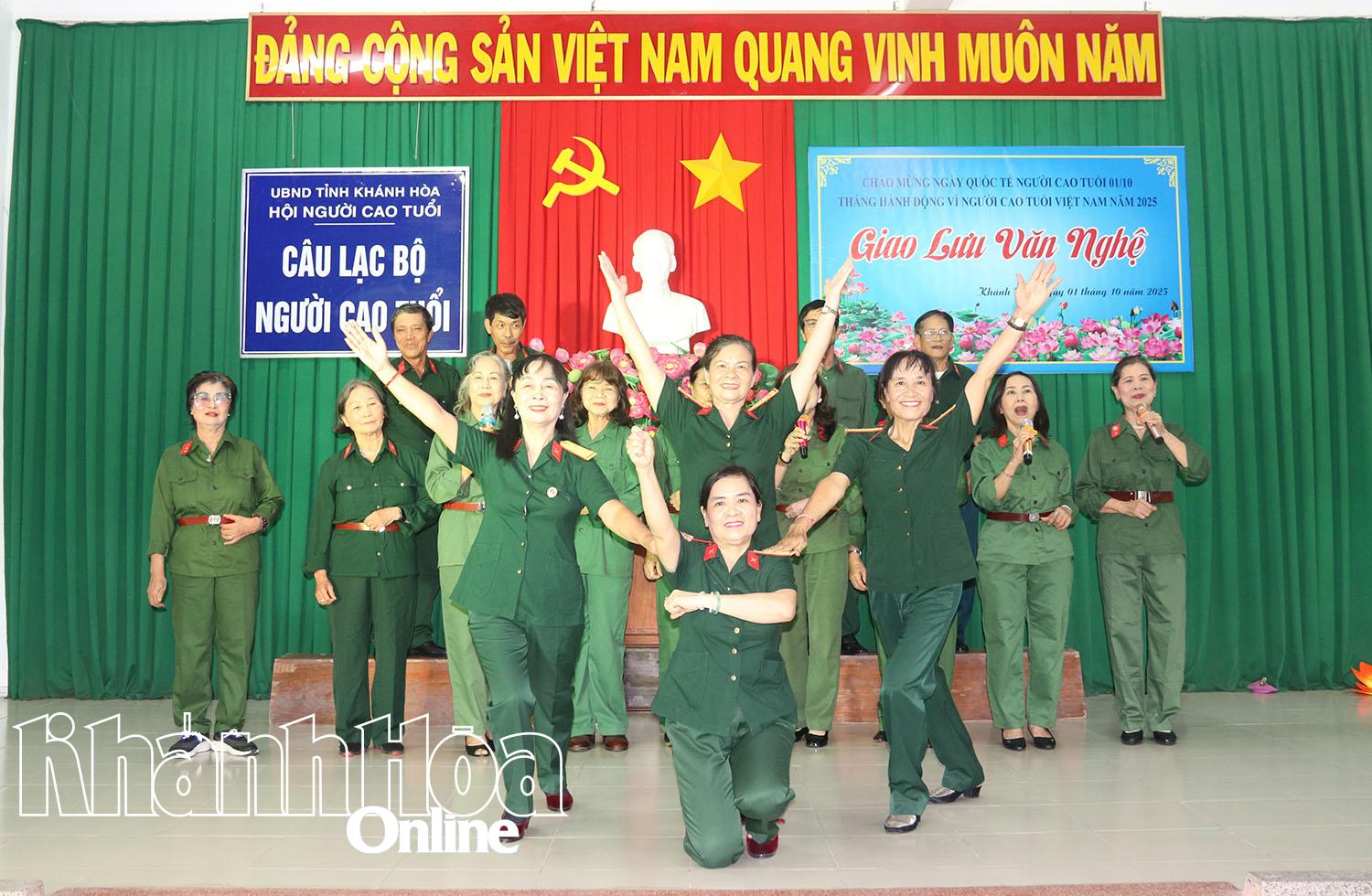 Tiết mục Chúng tôi là người lính Bác Hồ do Bộ môn Cầu lông, Câu lạc bộ người cao tuổi tỉnh biểu diễn.