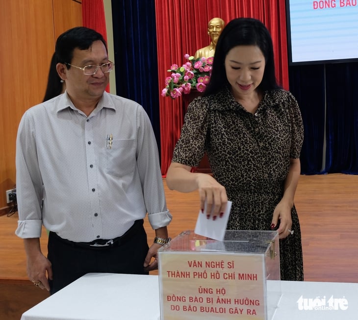 Văn nghệ sĩ TP.HCM ủng hộ bà con bị ảnh hưởng bão Bualoi gần 300 triệu đồng - Ảnh 4.