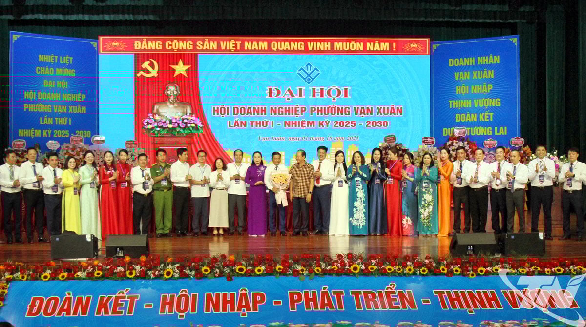 គណៈកម្មាធិការប្រតិបត្តិនៃសមាគមធុរកិច្ច Van Xuan Ward, Term I, ត្រូវបានណែនាំទៅសភា